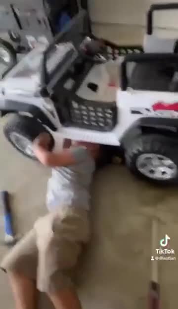 Ian-the-Mechanic-at-work7260918002781228334-h264_360p_544658-0.mp4