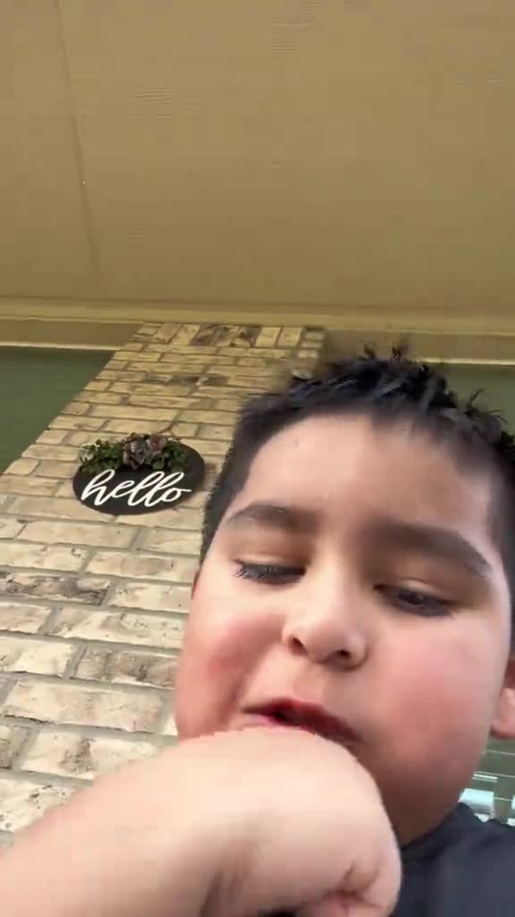 Ian-took-his-mommas-phone-and-did-his-own-video.-7373522084502326571-h264_540p_441477-0-1.mp4
