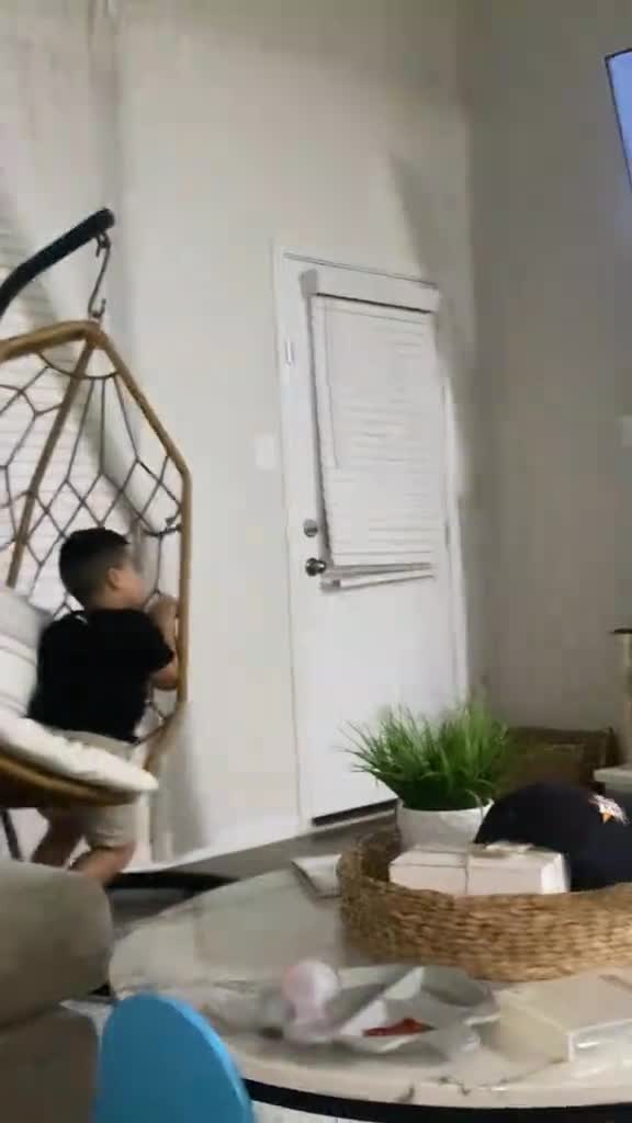 Ians-favorite-egg-swing-chair.7342360259098430751-h264_540p_458404-0.mp4